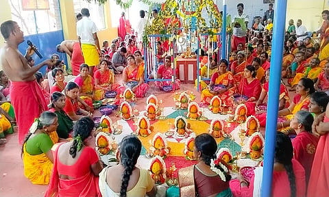 மகாவேள்வி யாகத்தில் கலந்து கொண்ட பக்தர்கள்.