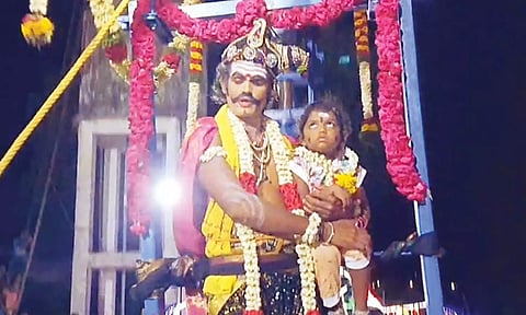 செடில் மரத்தில் பக்தர்கள் நேர்த்திக்கடன் செலுத்தினர்.
