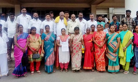 மனு கொடுக்க வந்தவர்களை படத்தில் காணலாம்.&nbsp;