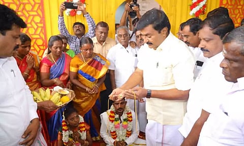 9 ஜோடிகளுக்கு  அமைச்சர் மு.பெ.சாமிநாதன் இலவசமாக திருமணத்தை நடத்தி வைத்த காட்சி.&nbsp;