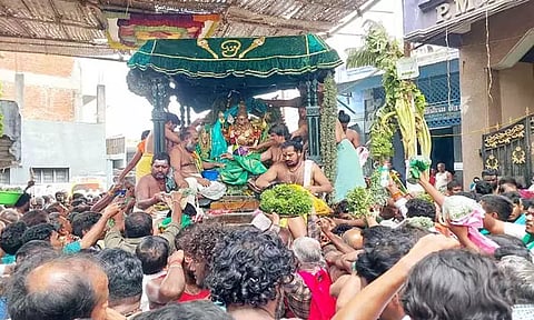 திருச்செந்தூரில் ஆவணி திருவிழா: சுவாமி சண்முகர் பச்சை சாத்தி கோலத்தில் வீதி உலா