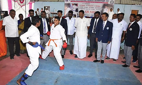 திருநின்றவூர் ஜெயா கலை கல்லூரியில் கராத்தே போட்டியில் வெற்றி பெற்ற மாணவர்களுக்கு பரிசு- முன்னாள் அமைச்சர்  வழங்கினார்