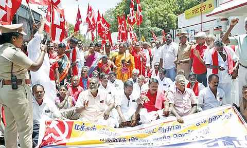 தஞ்சை தலைமை தபால் நிலையத்தை இந்திய கம்யூனிஸ்டு கட்சியினர் முற்றுகையிட்டு மறியல் போராட்டத்தில் ஈடுபட்டனர்.
