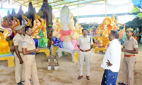விநாயகர் சிலை தயாரிப்பு கூடத்திற்கு 'சீல்' வைத்த வருவாய் அதிகாரிகள்- இந்து முன்னணியினர் வாக்குவாதம் 