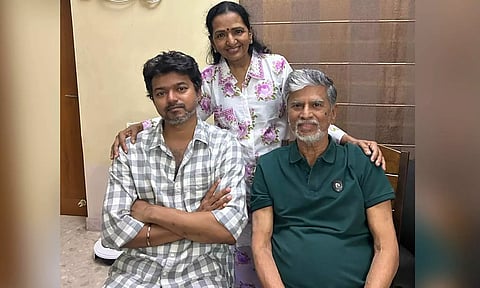 உறவும், பாசமும் மனித மனத்தின் மாமருந்து.. பெற்றோரை சந்தித்த விஜய்