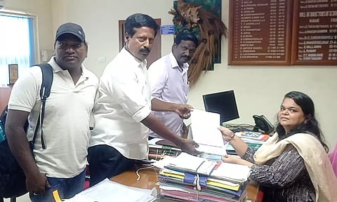 புதுவை விளையாட்டு வீரர்கள் நலச்சங்கத்தினர் கல்வித்துறை இயக்குனர் பிரியதர்ஷினியிடம் மனு அளித்த காட்சி.