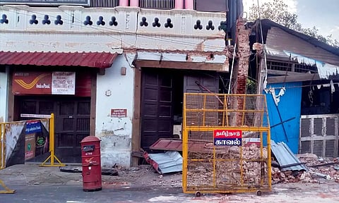 விபத்து நடந்த தபால்நிலையம்-ஒர்க்‌ஷாப்பை படத்தில் காணலாம்.
