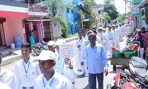 அமலோற்பவம் பள்ளி மாணவர்கள் மற்றும் நாட்டு நல பணி திட்ட தன்னார்வ தொண்டர்கள்   தூய்மை விழிப்புணர்வு பேரணி நடத்திய காட்சி.