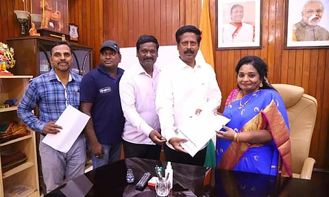 புதுவை விளையாட்டு வீரர்கள் நலச்சங்கத்தினர் கவர்னர்  தமிழிசையிடம்   மனு அளித்த காட்சி.
