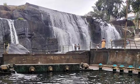 திற்பரப்பு அருவியில் மிதமான அளவில் தண்ணீர் கொட்டுவதை படத்தில் காணலாம்.