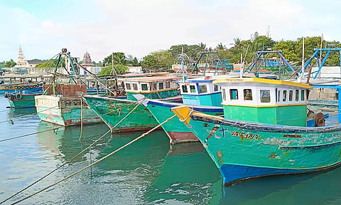 தமிழக மீனவர்கள் 17 பேர் கைது- இலங்கை கடற்படையை கண்டித்து ராமேசுவரம் மீனவர்கள் வேலைநிறுத்தம்