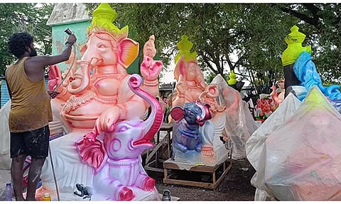 தி.புதுக்குப்பத்தில் விநாயகர் சிலை தயாரிப்பு பணி மும்முரமாக நடைபெற்ற வரும் காட்சி.&nbsp;