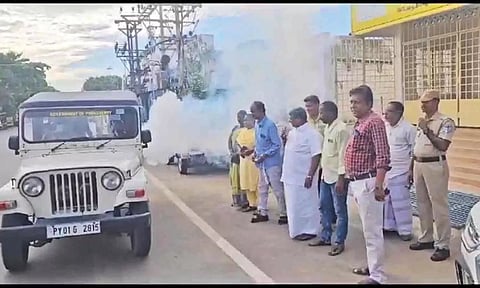 &nbsp; இந்திராநகர் தொகுதியில் கொசு மருந்து அடிக்கும் பணியில் ஈடுபட்டுள்ள ஊழியர்கள்.