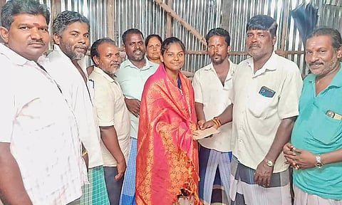 தென்னாப்பிரிக்காவில் நடைபெறும் சர்வதேச வலைப்பந்து போட்டிக்கு தேர்வு செய்யப்பட்ட மாணவி கமலியை பாகூர் அனைத்து கடை உரிமையாளர் சங்கத்தினர் வாழ்த்திய காட்சி.