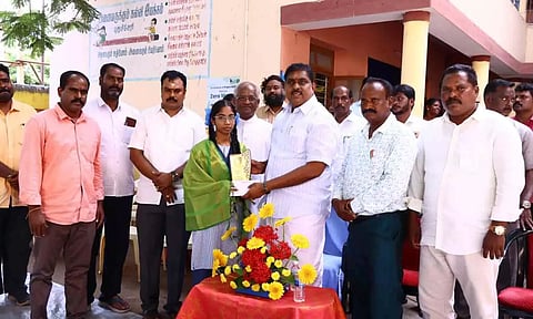 &nbsp;எஸ்.எஸ்.எல்.சி.பொதுத்தேர்வில் அதிக மதிப்பெண்பெற்ற மாணவிக்கு அமைச்சர் நமச்சிவாயம்  ஊக்கத்தொகை வழங்கிய காட்சி.