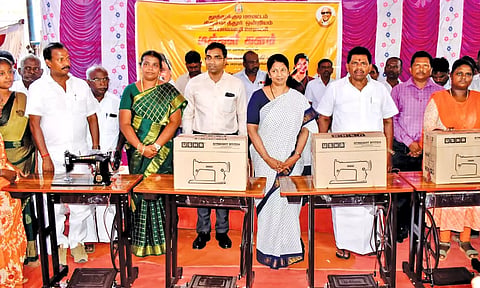 மக்கள் களம் நிகழ்ச்சியில் பயனாளிகளுக்கு நலத்திட்ட உதவிகளை கனிமொழி எம்.பி., அமைச்சர் அனிதா ராதாகிருஷ்ணன் ஆகியோர் வழங்கினார்.&nbsp;