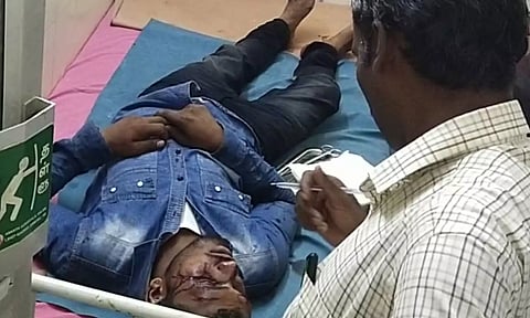 ஏற்காடு மலைப்பாதையில் சாலையோர தடுப்பில் மோதி 30 அடி பள்ளத்தில் விழுந்த வாலிபர்