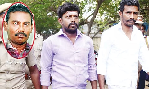 லூர்து பிரான்சிஸ் (உள்படம்) - ஆயுள் தண்டனை விதிக்கப்பட்ட ராமசுப்பிரமணியன், மாரிமுத்து ஆகியோரை போலீசார் அழைத்து வந்தபோது எடுத்த படம்.
