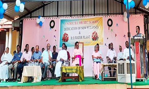 நிகழ்ச்சியில் கலந்து கொண்டவர்களை படத்தில் காணலாம்.