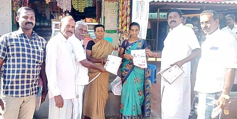 தி.மு.க. அரசின் சாதனை விளக்க துண்டு பிரசுரம் விநியோகம்