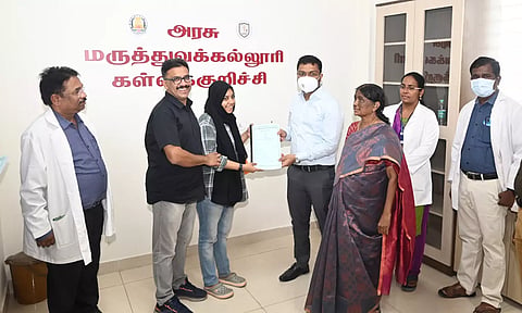 மாவட்ட கலெக்டர் ஷ்ரவன் குமார் மருத்துவக்கல்லூரி மாணவர்கள் சேர்க்கைக்கான ஆணையை வழங்கினார்.