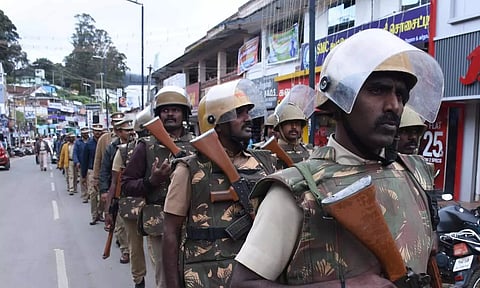 &nbsp;ஊட்டியில் போலீசார் கொடி அணிவகுப்பு நடத்திய காட்சி.
