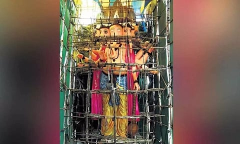 விசாகப்பட்டினத்தில் 117 அடி உயர விநாயகர் சிலை- 5 டன் களிமண்ணால் செய்யப்பட்டது