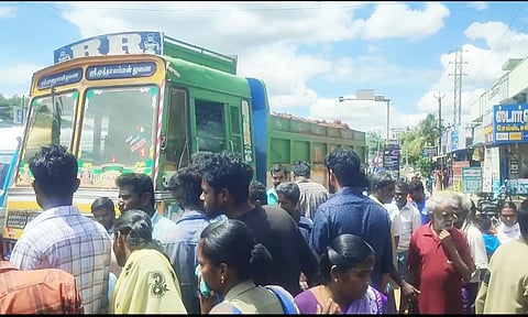 மக்கள் கூட்டத்தில் புகுந்த டிப்பர் லாரி.