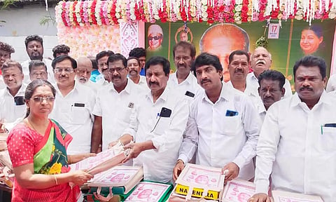 மறைந்த அ.தி.மு.க. அவை தலைவர் பாண்டுரங்கன் நினைவு தினத்தையொட்டி மாநில பொருளாளர் ரவி பாண்டுரங்கன் முன்னிலையில் அ.தி.மு.க. மாநில செயலாளர் அன்பழகன்  பெண்களுக்கு நலதிட்ட உதலி வழங்கினார்.&nbsp;&nbsp;