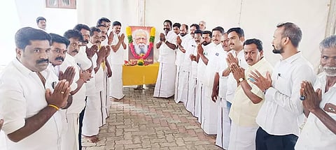 மதுரை தெற்கு மாவட்ட தி.மு.க. சார்பில் மாவட்ட செயலாளர் மணிமாறன் தலைமையில் பெரியார் படத்திற்கு மரியாதை செலுத்தப்பட்டது.