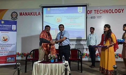 எம்.ஐ.டி. கல்லூரி மாணவர்களுடன் டி.சி.எஸ். நிறுவன அதிகாரி உரையாடல்&nbsp; நடந்த காட்சி.