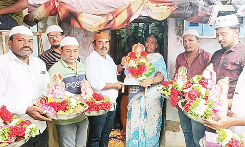 இந்துக்களுக்கு விநாயகர் சிலை, பூஜை பொருட்கள் வழங்கிய முஸ்லீம்கள்