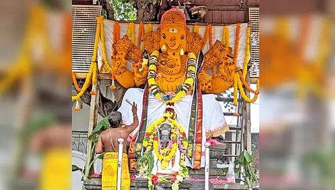 விநாயகர் சதுர்த்தியையொட்டி பனமரத்துப்பட்டி சந்தை திடலில் 13 அடி உயரத்தில் பிரமாண்ட  சக்தி விநாயகர் சிலை வைக்கப்பட்டு சந்தன  அலங்காரத்தில் பக்தர்களுக்கு அருள்பாலித்தபோது எடுத்தபடம்.
