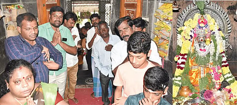 விநாயகர் சதுர்த்தியை முன்னிட்டு கடலூர் மஞ்சக்குப்பம் பகுதியில் உள்ள செல்வ விநாயகர் கோவிலில் விநாயகருக்கு சிறப்பு அலங்காரம் செய்யப்பட்டு தீபாரதனை காட்டப்பட்டது. இதில் ஏராளமான பக்தர்கள் கலந்து கொண்டு சாமி தரிசனம் செய்தனர்.
