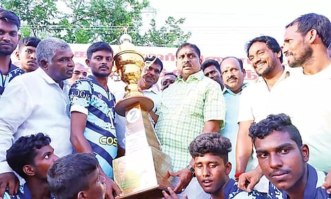 கைபந்து போட்டியில் வெற்றி பெற்ற அணிகளுக்கு அமைச்சர் நமச்சிவாயம் கோப்பை வழங்கிய காட்சி.
