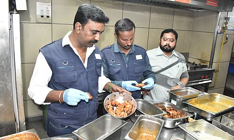 ஈரோட்டில் ஓட்டல்களில் உணவு பாதுகாப்பு துறையினர் ஆய்வு