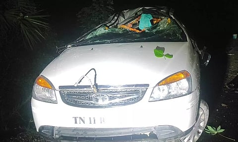 வந்தவாசி அருகே கார் கவிழ்ந்து தந்தை-மகன் பலி