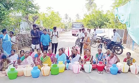 மறியலில் ஈடுபட்ட பொதுமக்கள்.

