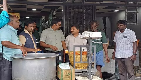 சேலம் பேர்லேண்ட்ஸ் பகுதியில் உள்ள ஒரு ஓட்டலில் உணவு பாதுகாப்பு துறை அதிகாரிகள் சோதனை நடத்திய காட்சி.&nbsp;