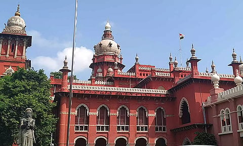 வங்கிக்கணக்கில் வெள்ள நிவாரண நிதி - உயர்நீதிமன்றத்தில் மனு