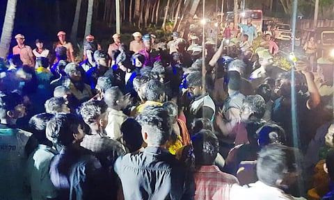 சாலை மறியலில் ஈடுபட்டவர்களை படத்தில் காணலாம்.