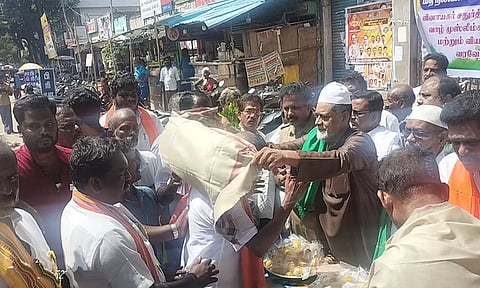 விநாயகர் சிலை ஊர்வலத்தில் கலந்து ெகாண்டவர்களை  முஸ்லிம்,  கிறிஸ்துவர்கள் திரளாக கூடி வரவேற்றனர்.