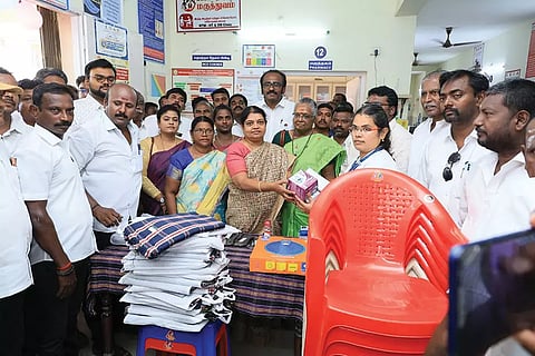 ஆரம்ப சுகாதார நிலையத்திற்கு மருத்துவ உபகரண பொருட்களை அமைச்சர் கீதாஜீவன் வழங்கிய போது எடுத்தபடம்.
