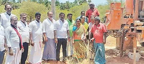 40-வது ஆழ்துளை கிணறு அமைக்கும் பணியை நெல்லை மாவட்ட பஞ்சாயத்து மற்றும் திட்டக்குழு தலைவர் வி.எஸ்.ஆர். ஜெகதீஷ் தொடங்கி வைத்தார்.