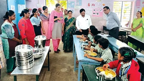 சேலம் மாவட்ட கண்காணிப்பு அலுவலர் சங்கர் இன்று சேலம் கொண்டப்பநாயக்கன்பட்டி ஊராட்சி ஒன்றிய தொடக்கப்பள்ளியில்  முதல்-அமைச்சரின் காலை உணவுத் திட்டத்தின் கீழ் குழந்தைகளுக்கு உணவு வழங்கப்படுவதை திடீர் ஆய்வு மேற்கொண்டார். அருகில் கலெக்டர் கார்மேகம் மற்றும் அதிகாரிகள் உள்ளனர்.