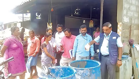 மேட்டூரில் உணவு பாதுகாப்பு அதிகாரிகள் சோதனை