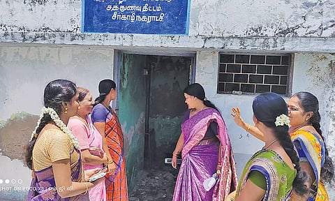 சமையல் கட்டிடத்தை  நகராட்சி ஆணையர் ஹேமலதா, தலைவர் துர்கா ராஜசேகரன் ஆய்வு செய்தனர்.