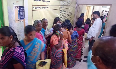 &nbsp;விண்ணப்பத்தின் நிலையை அறிந்து கொள்ள காத்திருந்த பெண்கள்.
