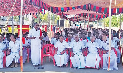 காவிரி படுகை பாதுகாப்பு கூட்டியக்கம் சார்பில் தொடர் முழக்க போராட்டம் நடந்தது.