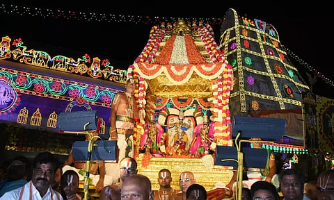 திருப்பதி பிரமோற்சவ விழாவில் சர்வ பூபால வாகனத்தில் ஏழுமலையான் எழுந்தருளிய காட்சி.